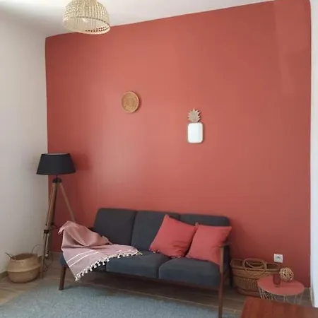 Jolie Maison De Avec Jardin Arbore